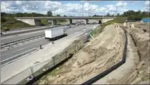  ?? MATHEW MCCARTHY, RECORD STAFF ?? Constructi­on is underway around the Victoria Street bridge over the expressway in Kitchener in preparatio­n for a new Highway 7.