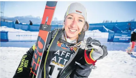  ??  ?? Kira Weidle zeigt stolz ihre in der Abfahrt gewonnene Silbermeda­ille und strahlt übers ganze Gesicht.
FOTO: KAPPELER/DPA