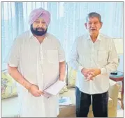  ?? HT PHOTO ?? Punjab CM Capt Amarinder Singh with AICC general secretary Harish Rawat at former’s farmhouse in Siswan.