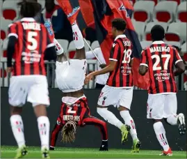  ?? (Photo AFP) ?? Ce succès valait bien une pirouette de Saint-Maximin, le buteur.