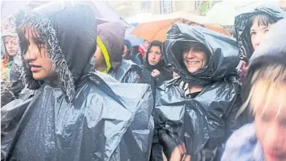  ?? (TÉLAM) ?? Bajo el agua. No se pudo hacer el acto inicial por el temporal, pero la multitud no se desanimó.