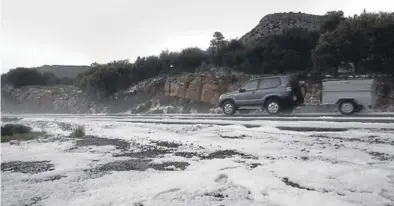  ?? JAIME GALINDO ?? El granizo cubrió a mediodía de ayer la carretera entre Mora de Rubielos y Rubielos de Mora.