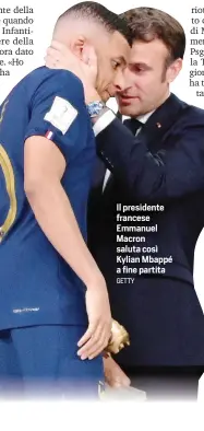  ?? GETTY ?? Il presidente francese Emmanuel Macron saluta così Kylian Mbappé a fine partita