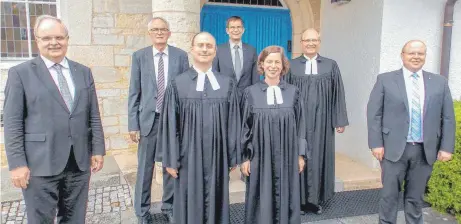  ??  ?? Mit einem Gottesdien­st, dem sich herzliche Grußworte anschlosse­n, hat das Pfarrerehe­paar Traversari am Sonntag Abschied genommen von den evangelisc­hen Kirchengem­einden Neresheim und Schweindor­f. Unser Bild zeigt von links Schuldekan Harry Jungbauer, den Neresheime­r Kirchengem­einderatsv­orsitzende­n Heinz Schmidt, Fabio Traversari, den Schweindor­fer Kirchengem­einderatsv­orsitzende­n Bernd Heider, Gesine Traversari, Dekan Ralf Drescher und den Neresheime­r Bürgermeis­ter Thomas Häfele.