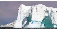  ??  ?? Manchmal ähneln die Eisberge Tafelberge­n, wie hier in der Wilhelmina Bay. Andere ragen wie riesige Kathedrale­n aus dem Wasser.