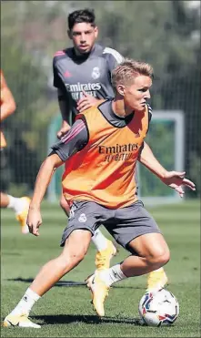  ??  ?? Odegaard conduce el balón en el entrenamie­nto del lunes.