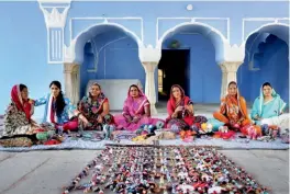  ??  ?? In partnershi­p with the Princess Diya Kumari Foundation, Airbnb offers a handicraft-making experience in Jaipur.