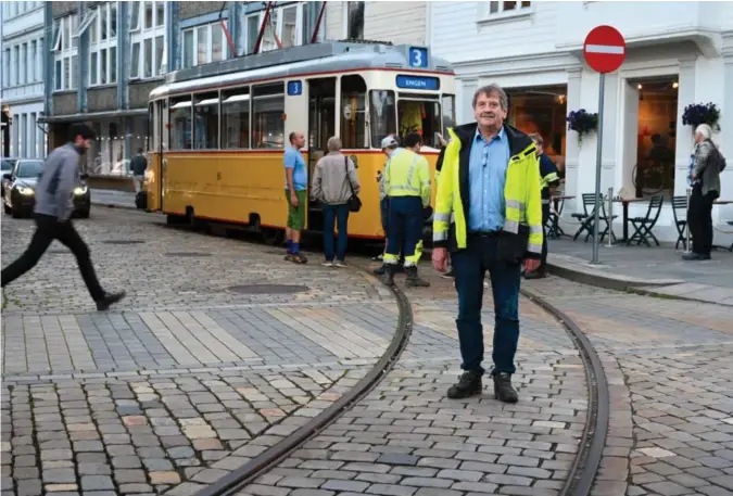  ?? ?? Siden 1996 har Atle Ingebrigts­en lagt ned et stort antall timer frivillig for å realisere drømmen om veterantri­kk i bybildet. – Jeg har satt spor etter meg i byens gater, sier han.