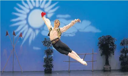  ??  ?? Lluvia de figuras. Llegan bailarines que hacen honor al estilo de las academias soviéticas.