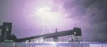  ?? Picture: HENRY EUSTACE ?? LIGHT SHOW: A lightning strike near the Sugar Wharf, Port Douglas.