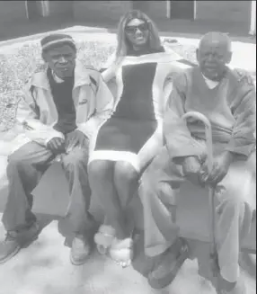  ??  ?? Lungile Mathe (Cyclone Ree) with two inmates from Entembeni Old People’s Home