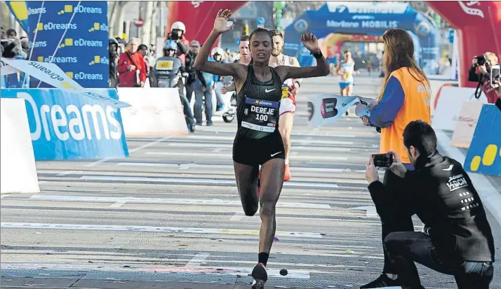  ?? FOTO: JOAN LANUZA ?? La etíope Roza Dereje se llevó la victoria en la meta del Passeig Pujades, pero no pudo luchar por el récord del mundo tras una salida demasiado lenta, lejana a los parciales que buscaba