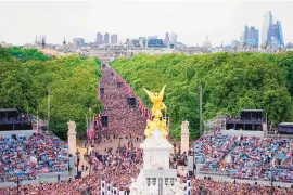  ?? NIKLAS HALLEN/ASSOCIATED PRESS ?? Crowds on the Mall watch the Platinum Jubilee concert, taking place in front of Buckingham Palace, London, on Saturday, on the third of four days of celebratio­ns to mark the Platinum Jubilee.