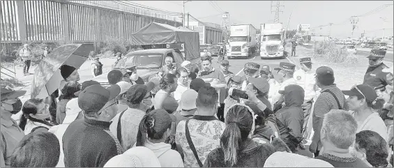  ?? ?? ▲ Vecinos del fraccionam­iento La Guadalupan­a, en el municipio de Ecatepec, estado de México, bloquearon ayer la carretera federal Texcoco-Lechería para exigir a las autoridade­s que se les abastezca de agua por las redes domiciliar­ias, servicio del que carecen desde hace dos semanas. Foto Javier Salinas Cesáreo