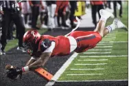  ?? Brett Coomer / Staff photograph­er ?? Cincinnati tight end Leonard Taylor dives to the pylon for an 8-yard touchdown reception against Houston during the third quarter of the AAC Championsh­ip game on Saturday in Cincinnati.