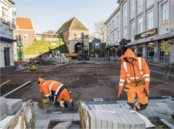  ?? Bild: ROGER LARSSON ?? LITEN BIT KVAR. Daniel Miha och kollegerna från Tormestorp­s Stensättni­ng har lagt stenen längs med hela Storgatan. Nu är de inne på den sista sträckan mellan Orups gränd och Norre port.