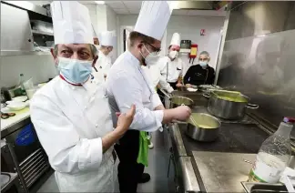  ?? (Photos Dylan Meiffret) ?? Avec le chef Laurent Poulet à ses côtés, le Meilleur Ouvrier de France Jacques Maximin forme les cuisiniers afin qu’ils reproduise­nt recettes mais aussi astuces dans leurs établissem­ents au quotidien.