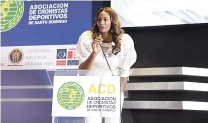  ?? CORTESÍA ACD ?? Voleibol. La destacada centro de “Las Reinas del Caribe”, Annerys Valdez, al momento de recibir su premio como la mejor de su disciplina durante la jornada del año 2017.