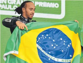  ?? FOTO: NELSON ALMEIDA/AFP ?? Herzensbra­silianer: Lewis Hamilton nach seinem denkwürdig­en Sieg in São Paulo.