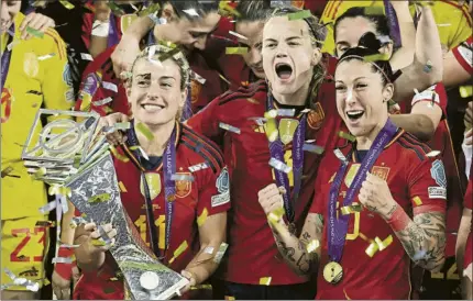  ?? FOTO: EFE ?? Alexia, Irene Paredes y Jenni Hermoso celebran otro triunfo de La Roja, cuyo ciclo glorioso continúa creciendo