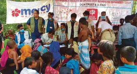  ??  ?? Puluhan pelarian Rohingya menunggu giliran untuk mendapatka­n rawatan di klinik statik kem pelarian di Balukhali.