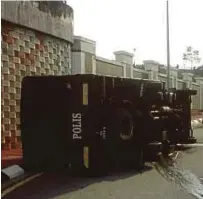  ?? PIC COURTESY OF READER ?? A police truck overturned in front of the Klang Court Complex yesterday.