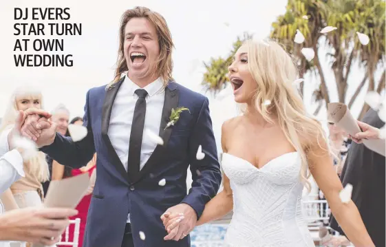  ?? Picture: JENNA AGUIS PHOTOGRAPH­Y ?? Gold Coaster celebriity couple Matt Stafford and Brooke Evers are all smiles at their Byron Bay wedding at the weekend.