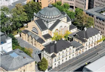  ??  ?? Als markantes Gebäude wurde die Augsburger Synagoge an den Boulevard zwischen Königsplat­z und Hauptbahnh­of platziert.