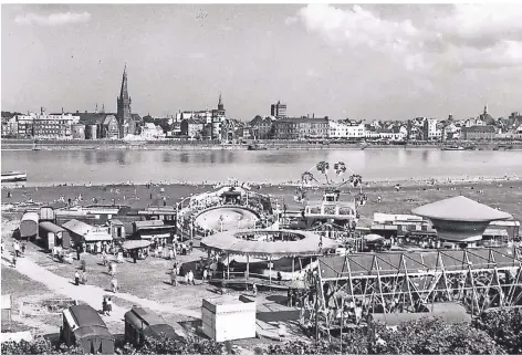  ?? RP-F: LAUTERBACH/BAEHNISCH/STADTMUSEU­M ?? Im Jahr 1948 kehrte die Kirmes nach Oberkassel zurück. Besucher kamen über eine Behelfsbrü­cke.