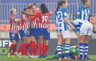  ??  ?? EL TERCERO. Olga García recibe el abrazo de Jenni Hermoso y el resto de compañeras tras marcar el 3-0.