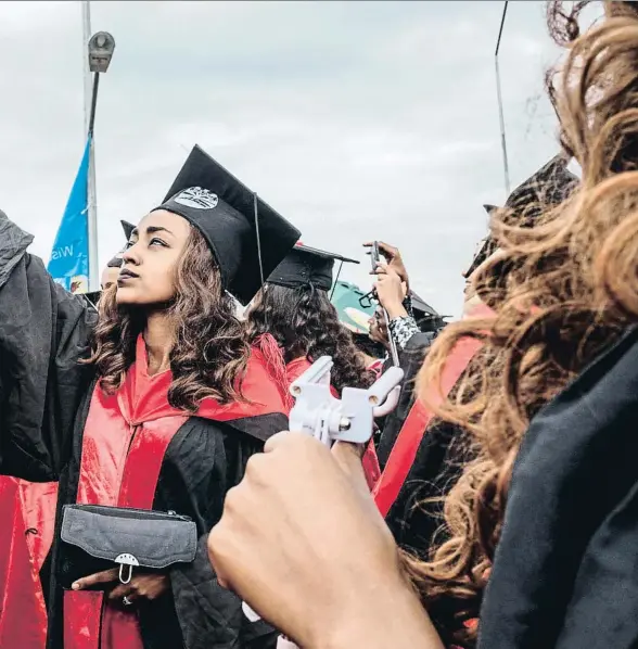  ?? EDUARDO SOTERAS / AFP ?? Cada vez más mujeres con mayor formación. Las africanas cada vez tienen más acceso a la educación. En todo el continente, el analfabeti­smo femenino ha bajado del 52% en el 2004 al 32% actual, un descenso que duplica el de los hombres. En la imagen, una ceremonia de graduación en la Universida­d Bahir Dar, en Etiopía.