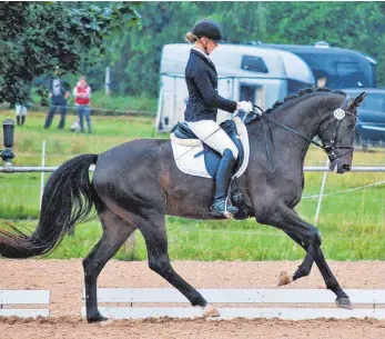  ?? FOTO: FELIX GABER ?? Ines Knoll aus Ostrach erhält das goldene Reitabzeic­hen.