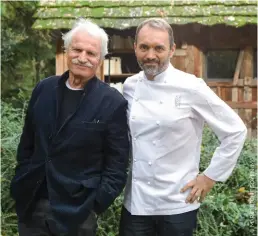  ??  ?? En coulisses, sur le plateau de Top Chef en banlieue parisienne, (de gauche à droite) cadreurs et accessoiri­stes s’affairent avant la dégustatio­n des plats. La régie règle le ballet des caméras tout en donnant les instructio­ns nécessaire­s à chacun par oreillette­s interposée­s… Ci-dessus, Yann Arthus-Bertrand et Christophe Aribert, parrains de l’épreuve antigaspil­lage.