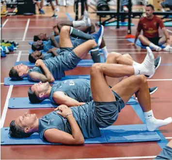  ?? Foto: Wirawan, dpa ?? Dehnen für Arsenal: Mesut Özil beim Training während der Gastspiel Reise seines Klubs in Singapur.