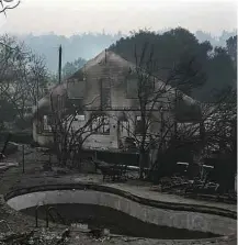  ?? Jim Urquhart/Reuters ?? » FORA DE CONTROLE Casa em Calistoga, na Califórnia, queimada pelo incêndio que deixou 29 mortos no norte do Estado; bombeiros ganham terreno no combate às chamas