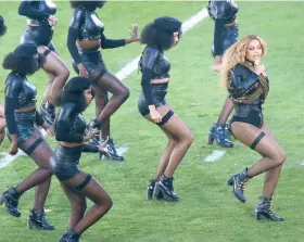  ??  ?? El ex alcalde de Nueva York, Rudy Giuliani criticó el vestuario y peinado de las bailarinas de Beyoncé en el Super Bowl. Abajo: en el vídeo de “Formation” la artista aparece sobre una patrulla hundida.