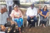  ?? LISTÍN DIARIO ?? Encuentro. El alcalde Alfredo Martínez, de Santo Domingo Este, es visto reunido aquí con dirigentes de juntas de vecinos de la zona.