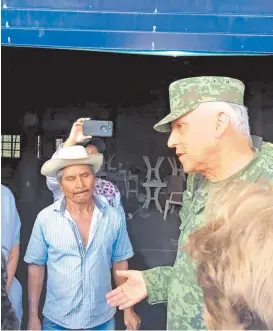  ??  ?? El general visitó Santiago Jamiltepec y dio el pésame.