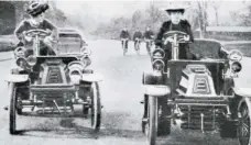  ??  ?? Un invento sin género. Para demostrarl­o, la marca Babcock (izquierda) promoció esta imagen de una reunión de coches eléctricos en el parque Delaware, en Buffalo, con más mujeres que hombres puestos a sus mandos. Arriba, dos damas conduciend­o sus respectos De Dion-Bouton en el «Bois de Boulogne» de París hacia 1901.