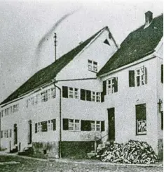  ?? Foto: Sammlung Auer ?? Das Geburtshau­s von Moses Samuel Landauer in der Hürbener Straße. Im Keller des linken Gebäudes standen seine beiden ersten Webstühle.