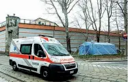  ??  ?? Triage L’ambulanza davanti al carcere di San Vittore