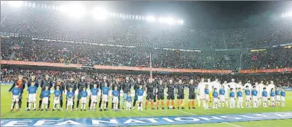  ?? FOTO: JA SIRVENT ?? El himno inglés, con fondo de pitos El Villamarín vivió una monumental pitada cuando se interpretó el himno de Inglaterra