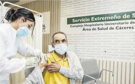  ?? SILVIA SÁNCHEZ FERNÁNDEZ ?? Vacunación con AstraZenec­a en el Hospital Universita­rio de Cáceres.