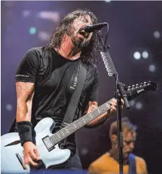  ??  ?? Die rockige Seite des Southside: Dave Grohl, Sänger und Gitarrist der Foo Fighters, und Tote-Hosen-Frontmann Campino zeigen, was Headliner-Qualitäten sind.