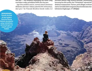  ??  ?? MEMANDANG: Penulis berfoto di tepi kaldera Gunung Raung. Setelah pendakian yang melelahkan, pemandanga­n ini seperti sebuah hadiah.