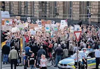  ?? RP-ARCHIV: T. LAMMERTZ ?? Klimaschut­z ist ein wichtiges Thema in Krefeld, für das bei den Demonstrat­ionen von Fridays for Future vor einem Jahr Tausende auf die Straße gingen. Der Zug startete vom Bahnhofsvo­rplatz aus.