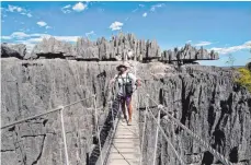  ??  ?? Tsingys heißen die meterhohen Felsnadeln auf Madagaskar.