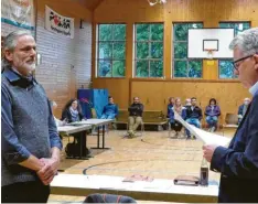  ?? Foto: Zita Schmid ?? Henning von Sethe (rechts) nahm dem neuen Ersten Bürgermeis­ter von Osterberg Martin Werner den Amtseid ab.