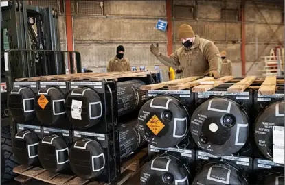  ?? US AIRFORCE / AGENCE FRANCE-PRESSE ?? Airmen and civilians from the 436th Aerial Port Squadron palletize ammunition, weapons and other equipment bound for Ukraine during a foreign military sales mission at Dover Air Force Base, Delaware, in the United States, on Jan 21.