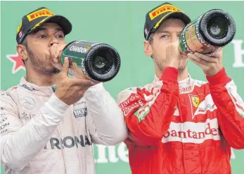  ?? FOTO: DPA ?? Auch in Kanada dürfte der Zweikampf zwischen dem Briten Lewis Hamilton (links) und Sebastian Vettel weitergehe­n – zuerst auf der Rennstreck­e, dann an der Flasche.